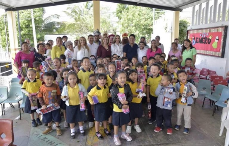 VICTORIA DAMAS DE AYSA Y LOS REYES MAGOS LLEVARON SORPRESAS AL JARDÍN DE NIÑOS “JUAN DE DIOS PEZA”