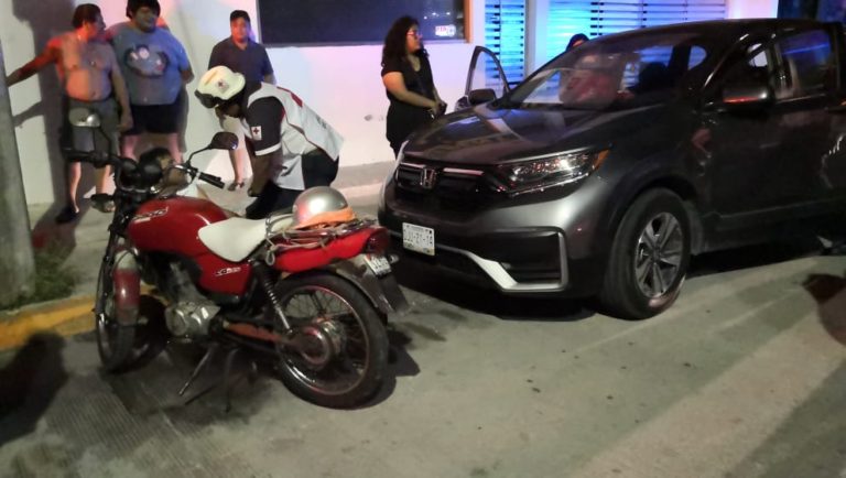 Conductor abre la puerta y motociclista se estrella