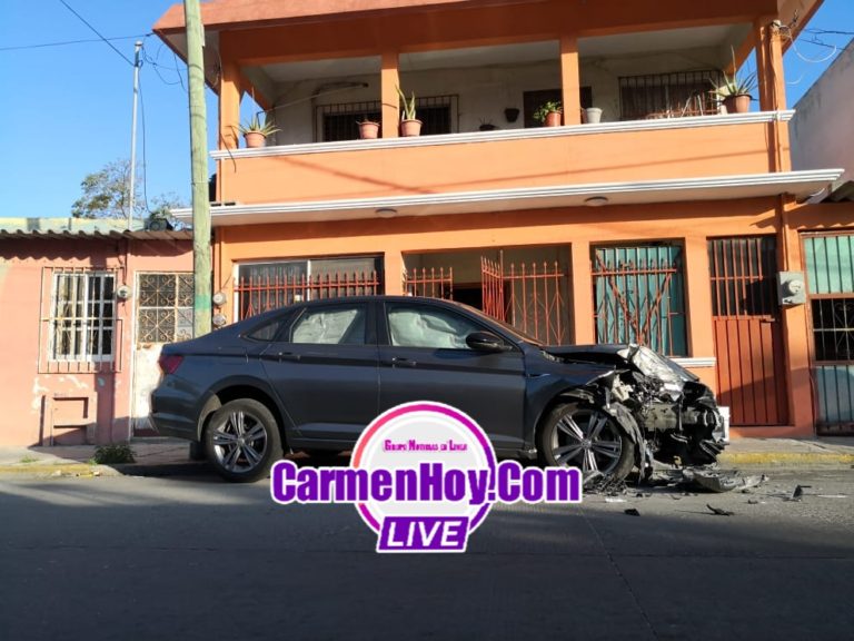 Le destrozan el auto en la puerta de su casa