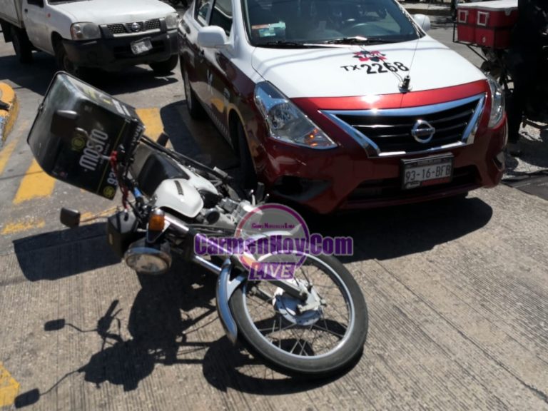 Taxista arrolla a repartidor de comida