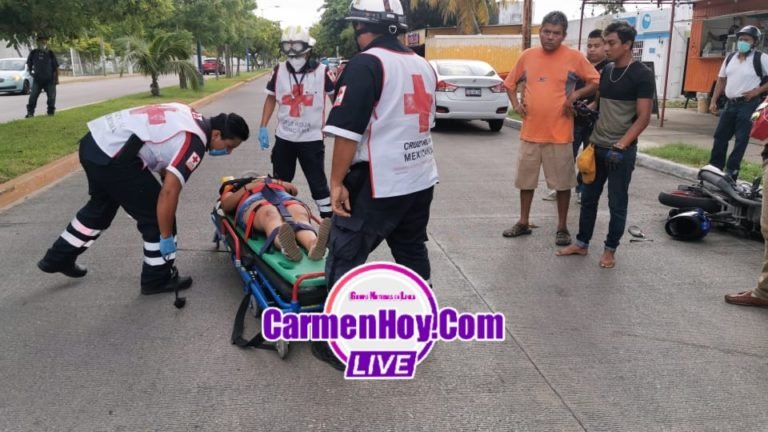 Arrolla a pareja de motociclistas