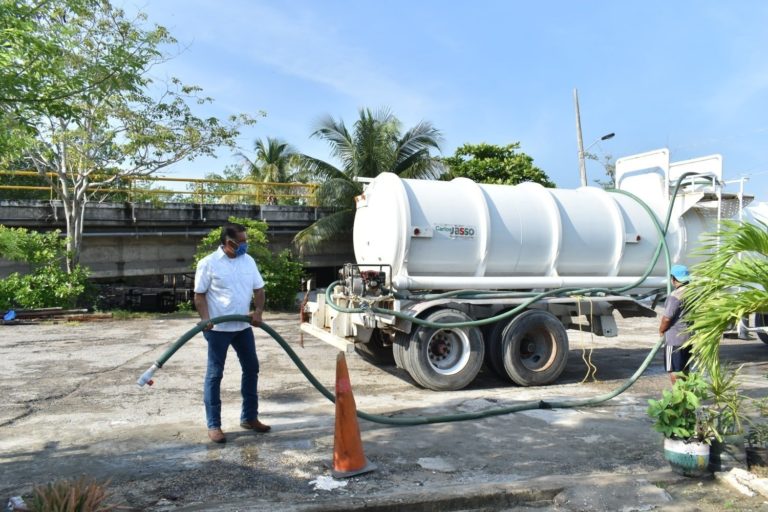 Carlos jasso llevando agua a nuevo Campechito