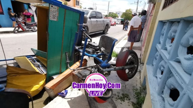 Camioneta volantea y hace que carromoto se voltee