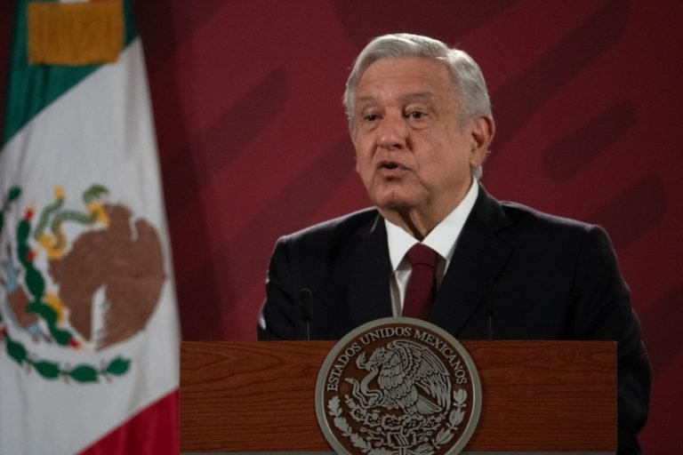 López Obrador abre la puerta a una nueva reforma energética