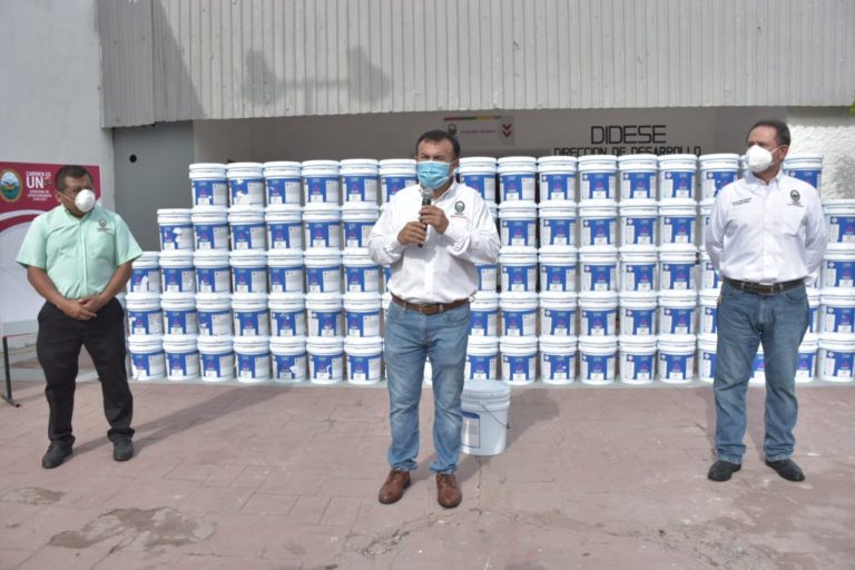 Alcalde Óscar Rosas entrega tinacos rotoplas y 100 cubetas de pintura a carmelitas