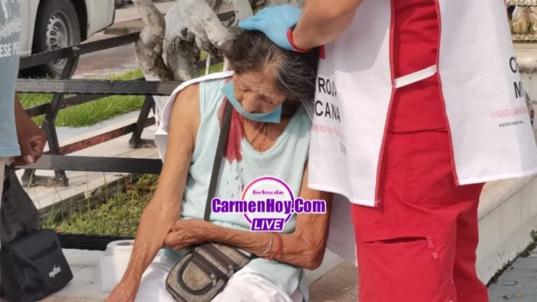 Abuelita se resbala al ir a la tienda