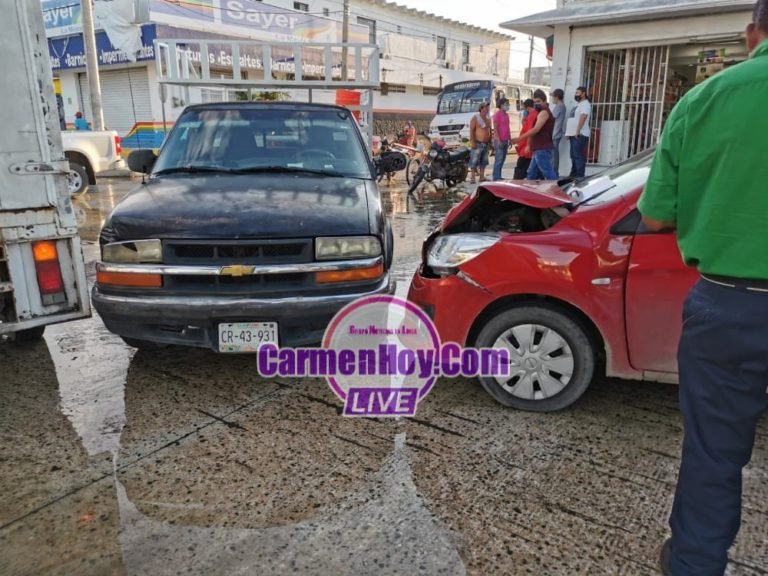 Camioneta derrapa provocando carambola