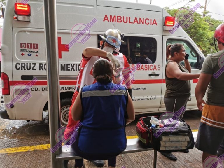 Dos mujeres derrapan en su motocicleta