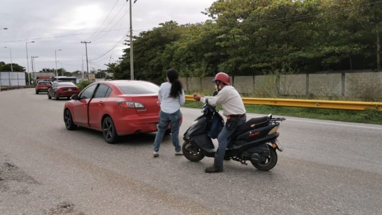 Motociclista choca por atrás a camioneta