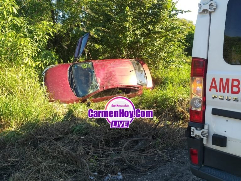 Auto se voltea en carretera Atasta-San Antonio