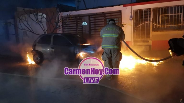 Dos motociclistas provocan incendio a vehículo