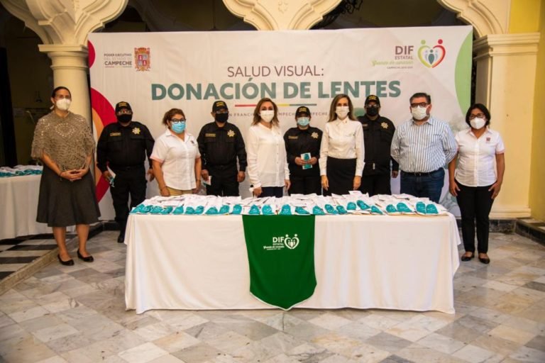 DIF entrega lentes de campaña de salud visual