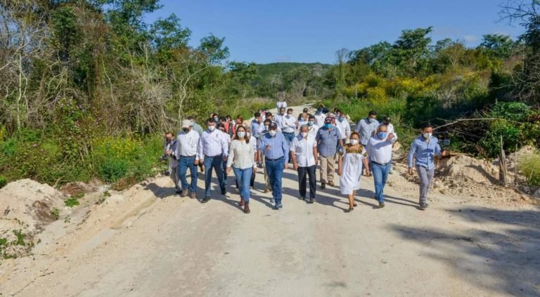 Gobernador inaugura camino cosechero de 2.3km en pich