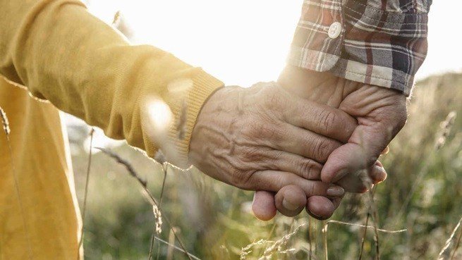 Abuelitos ya tenían cita para recibir vacuna pero mueren tomados de la mano