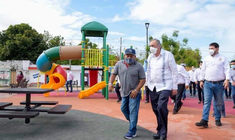 Gobernador entrega obras públicas, créditos y apoyos en Seybaplaya