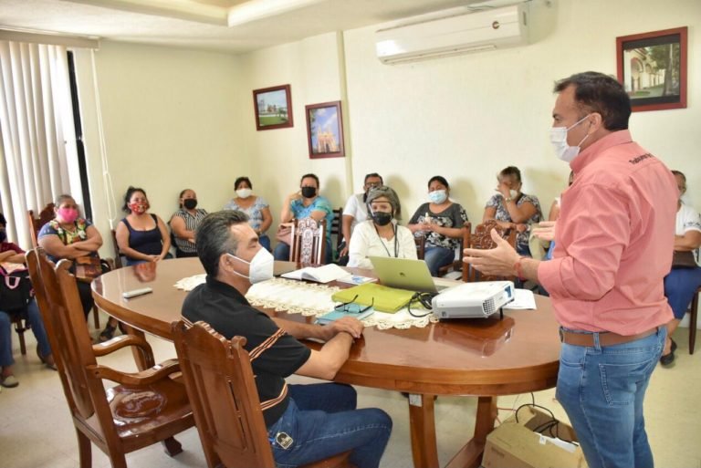 Atiende Alcalde Óscar Rosas a los artesanos carmelitas