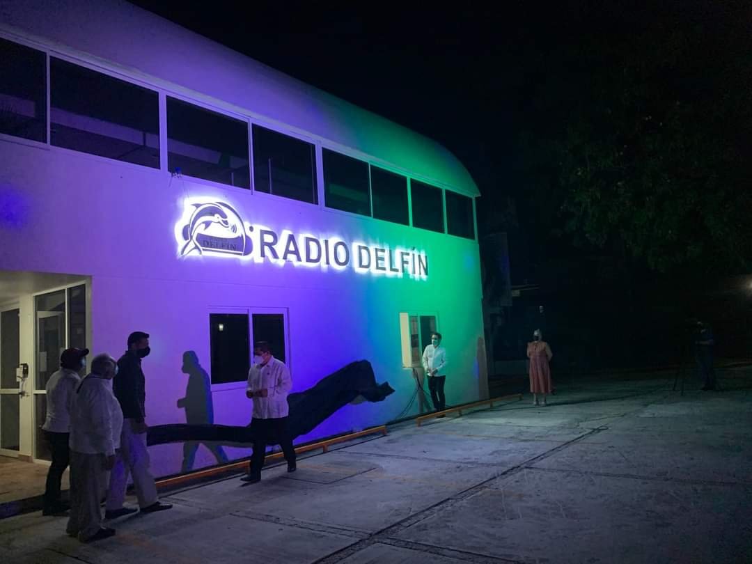 - Preseas y Reconocimientos por el XV aniversario de Radio Delfín - unacar
