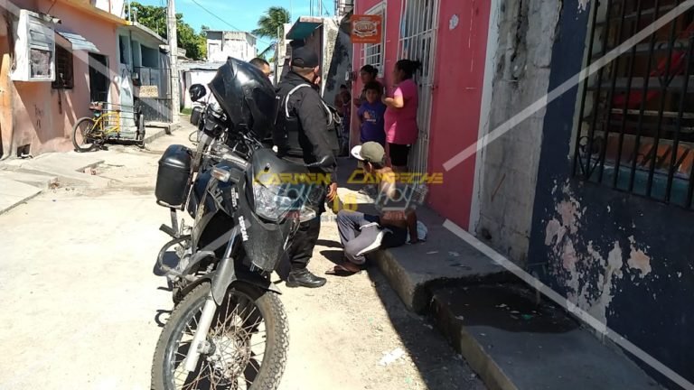 ¡Se robaba la Navidad! Vecinos lo detienen.