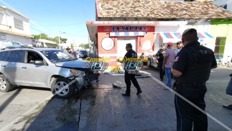 No respeta su alto y estrella a otro auto