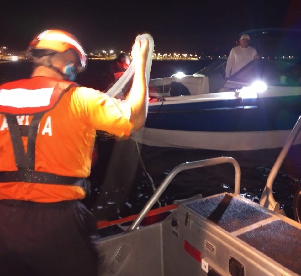 - La Secretaría de Marina-Armada de México brinda auxilio a cinco personas en las costas de Campeche - locales