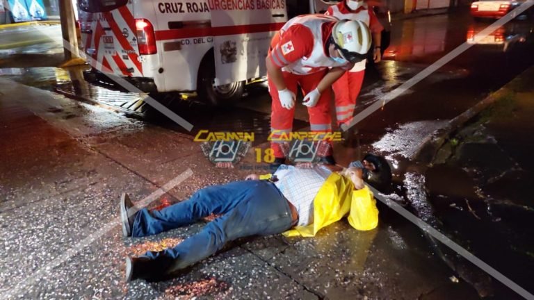 Aguas con las aguas, motociclista derrapa por pavimento mojado