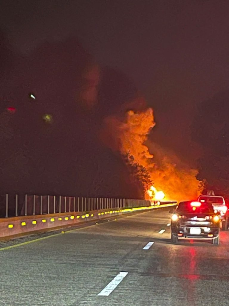 Fuerte incendio forestal en la autopista Champotón-Campeche