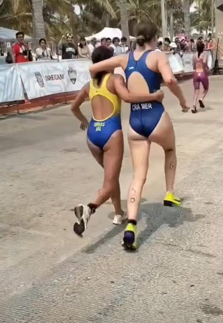 TRIATLETA AYUDA A COMPETIDORA A TERMINAR LA CARRERA