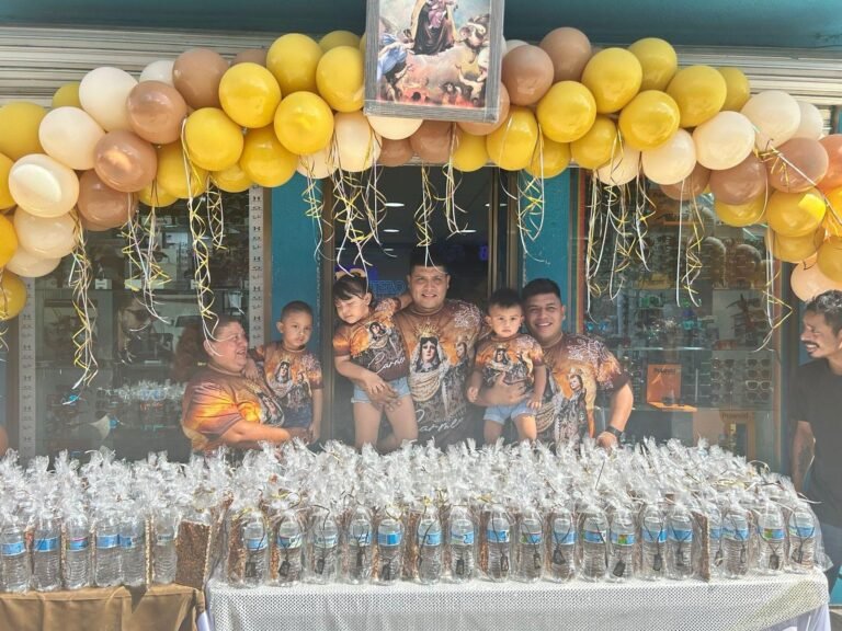 Óptica quintero recibe con agua a los caminantes del paseo de la virgen