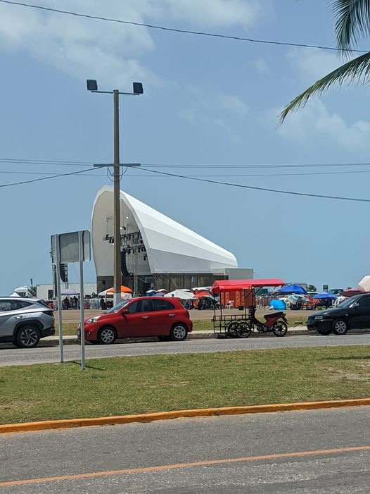 Carmelitas ya guardando lugar para el concierto de Banda MS