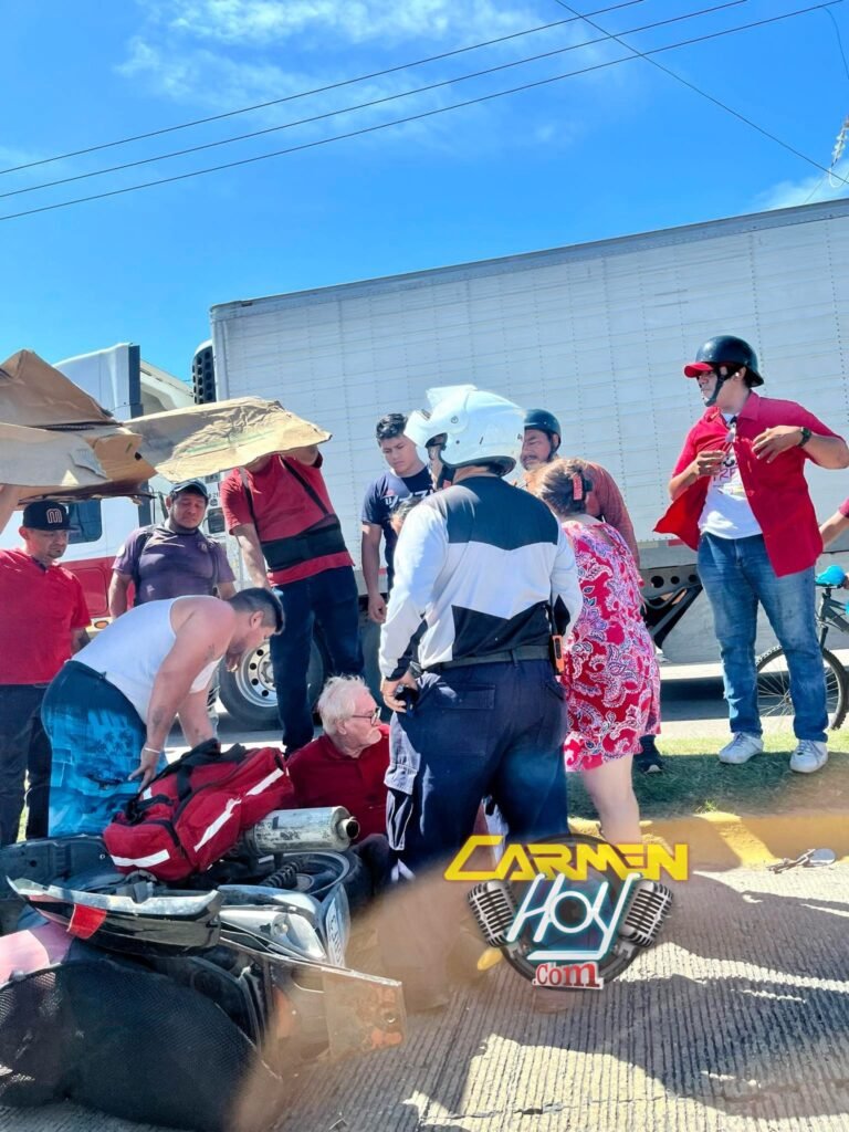 Persona de la tercera edad derrapa en motocicleta al cruzar paso peatonal en la avenida Periférica