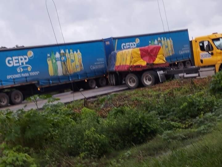 Tráiler bloquea carretera entre Atasta y San Antonio