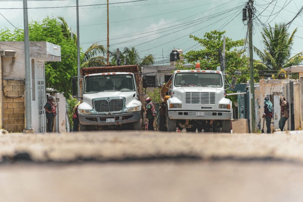 WhatsApp-Image-2025-07-30-at-16.16.15-1-1024x682 Gobierno del Estado interviene y bachea calles de Ex Hacienda Kalá ante negativa de la alcaldía de Biby Rabelo