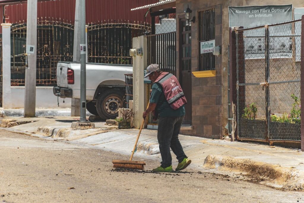 WhatsApp-Image-2025-07-30-at-16.16.15-3-1024x682 Gobierno del Estado interviene y bachea calles de Ex Hacienda Kalá ante negativa de la alcaldía de Biby Rabelo