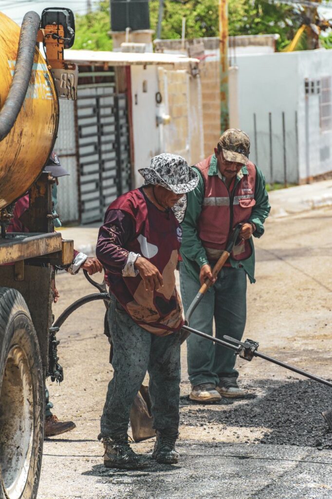 WhatsApp-Image-2025-07-30-at-16.16.16-1-682x1024 Gobierno del Estado interviene y bachea calles de Ex Hacienda Kalá ante negativa de la alcaldía de Biby Rabelo