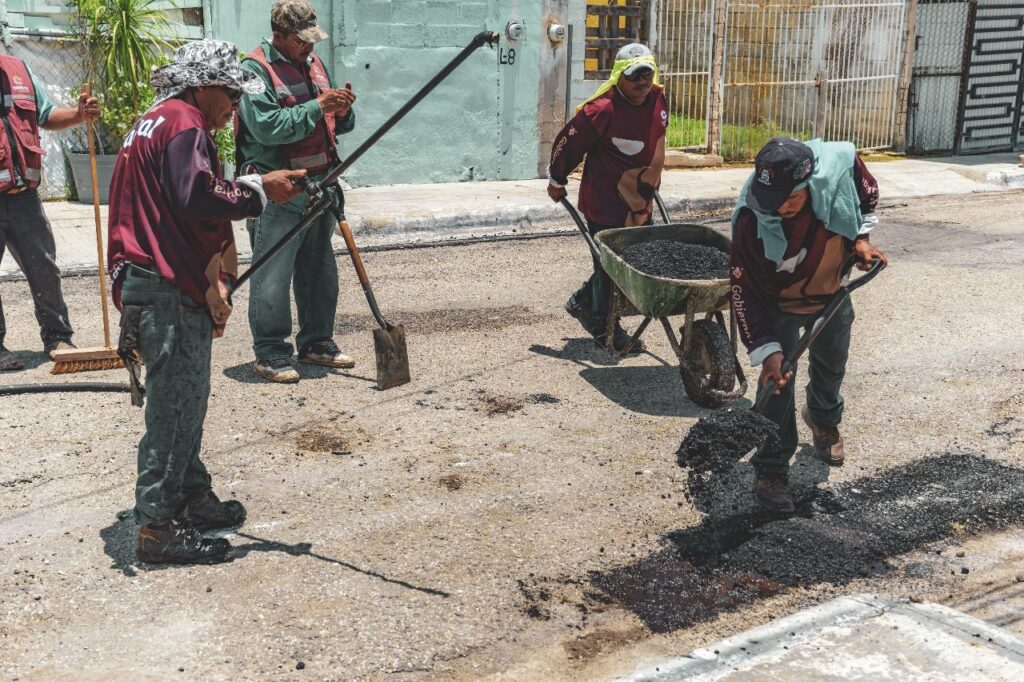 WhatsApp-Image-2025-07-30-at-16.16.16-1024x682 Gobierno del Estado interviene y bachea calles de Ex Hacienda Kalá ante negativa de la alcaldía de Biby Rabelo