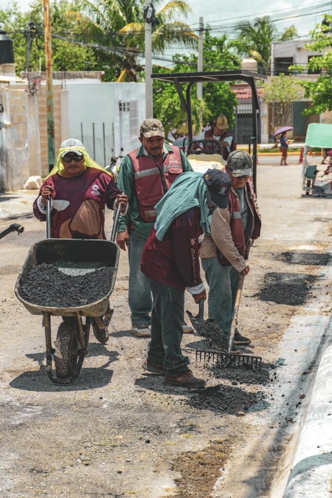 WhatsApp-Image-2025-07-30-at-16.16.16-2-682x1024 Gobierno del Estado interviene y bachea calles de Ex Hacienda Kalá ante negativa de la alcaldía de Biby Rabelo