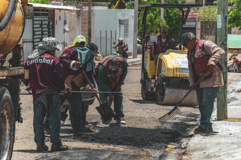 WhatsApp-Image-2025-07-30-at-16.16.16-3-1024x682 Gobierno del Estado interviene y bachea calles de Ex Hacienda Kalá ante negativa de la alcaldía de Biby Rabelo