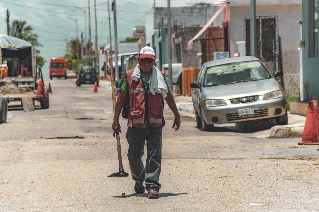 WhatsApp-Image-2025-07-30-at-16.16.16-4-1024x682 Gobierno del Estado interviene y bachea calles de Ex Hacienda Kalá ante negativa de la alcaldía de Biby Rabelo