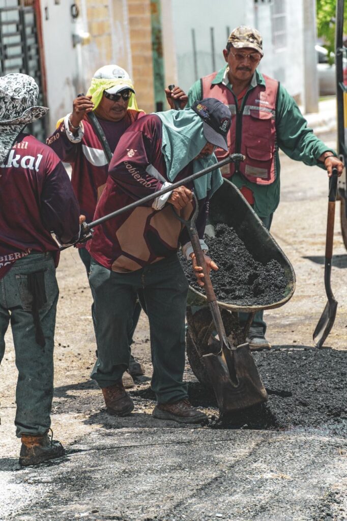 WhatsApp-Image-2025-07-30-at-16.16.16-5-682x1024 Gobierno del Estado interviene y bachea calles de Ex Hacienda Kalá ante negativa de la alcaldía de Biby Rabelo
