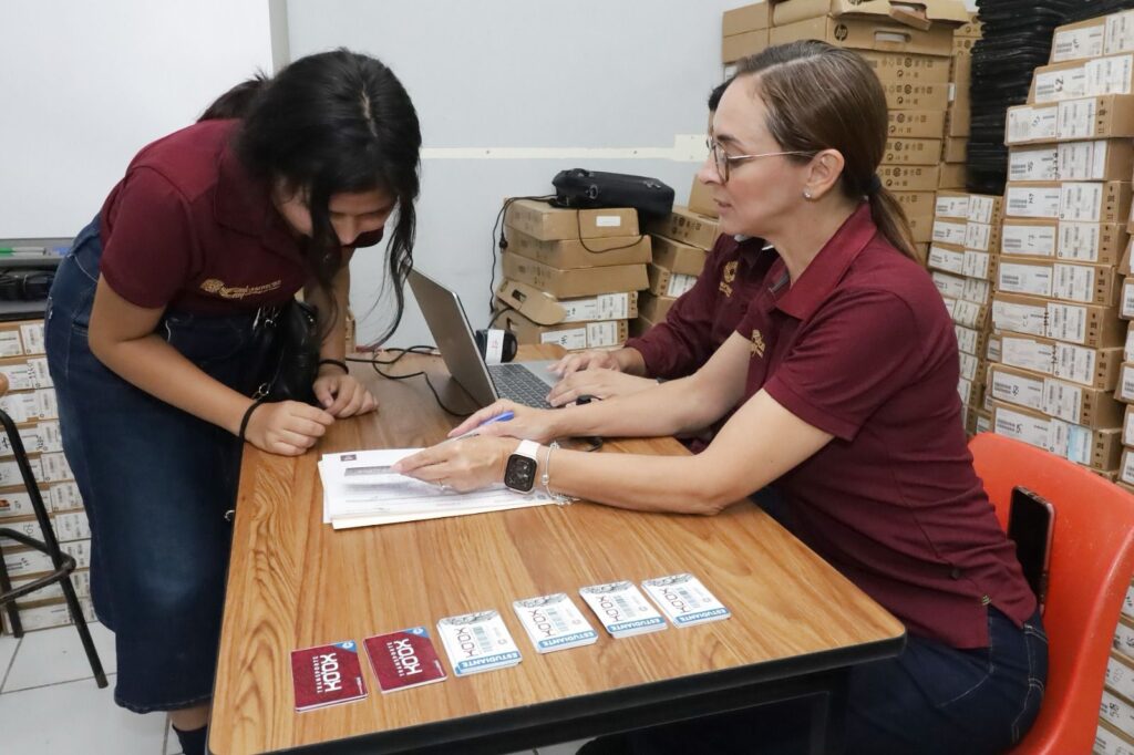 WhatsApp-Image-2025-08-21-at-8.29.58-PM-1-1024x682 Con la entrega de las tarjetas del KO'OX por López Gamboa titular del Artec jóvenes del Cecytec Plantel se suman la transformación de la movilidad de Campeche