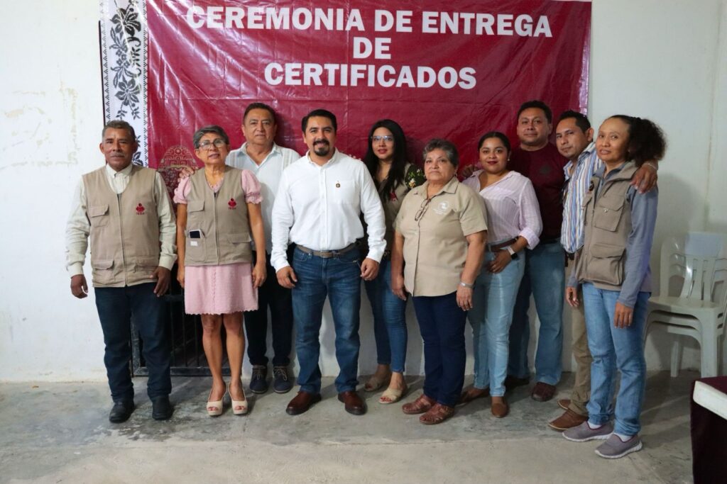 WhatsApp-Image-2025-08-28-at-8.52.45-PM-1-1024x683 Entrega de certificados de primaria y secundaria en Mayacuten II