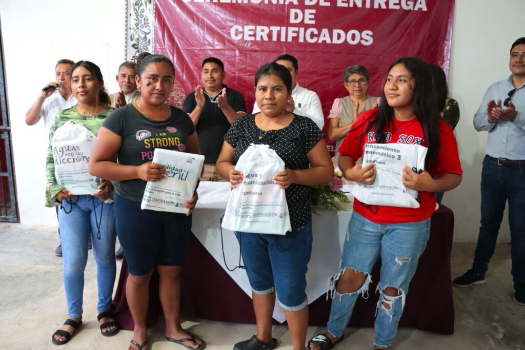 WhatsApp-Image-2025-08-28-at-8.52.45-PM-1024x683 Entrega de certificados de primaria y secundaria en Mayacuten II