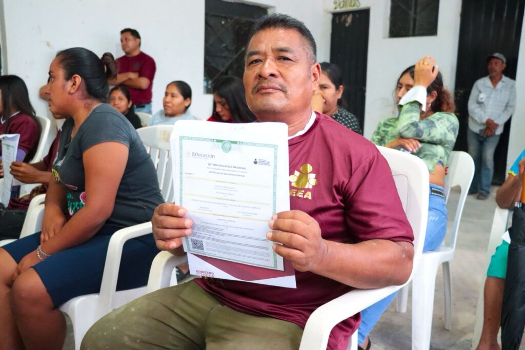 WhatsApp-Image-2025-08-28-at-8.52.45-PM-2-1024x683 Entrega de certificados de primaria y secundaria en Mayacuten II