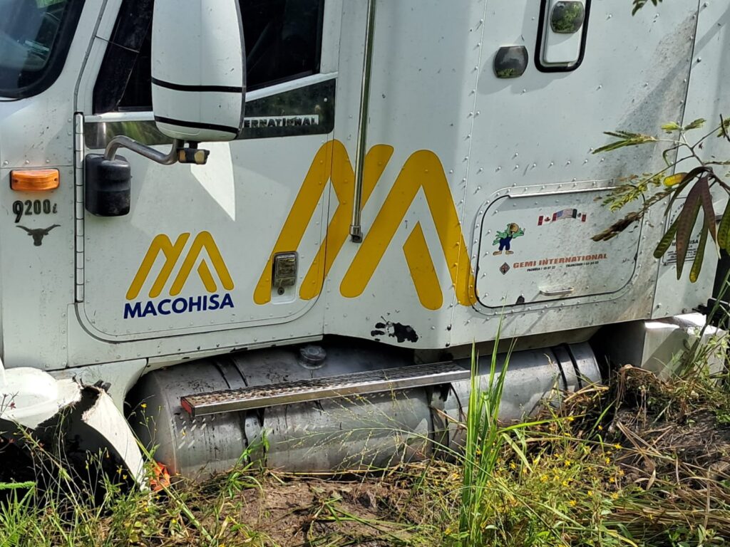 Imagen-de-WhatsApp-2025-09-19-a-las-20.59.16_acfe2757-1024x768 Trailer termina entre lodo al salirse de carretera en Champotón