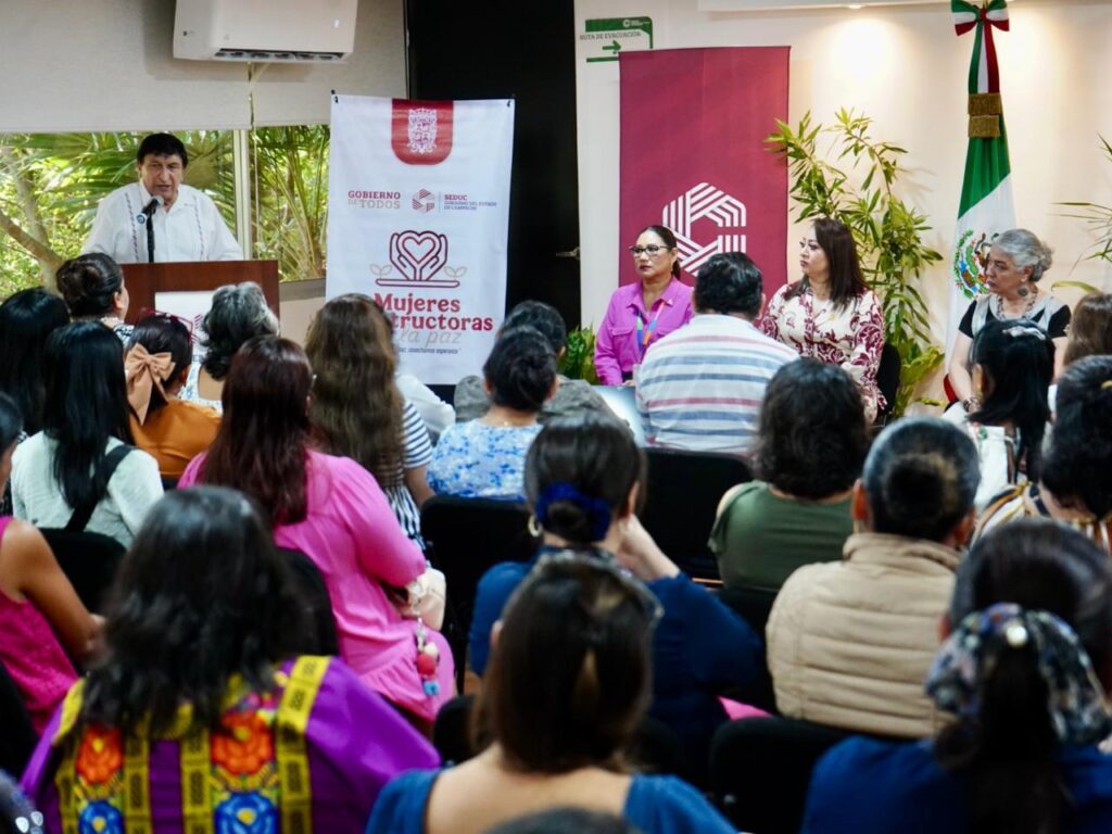 PHOTO-2025-10-20-09-56-46-1024x768 Reconocen la Labor de 200 Docentes Campechanos