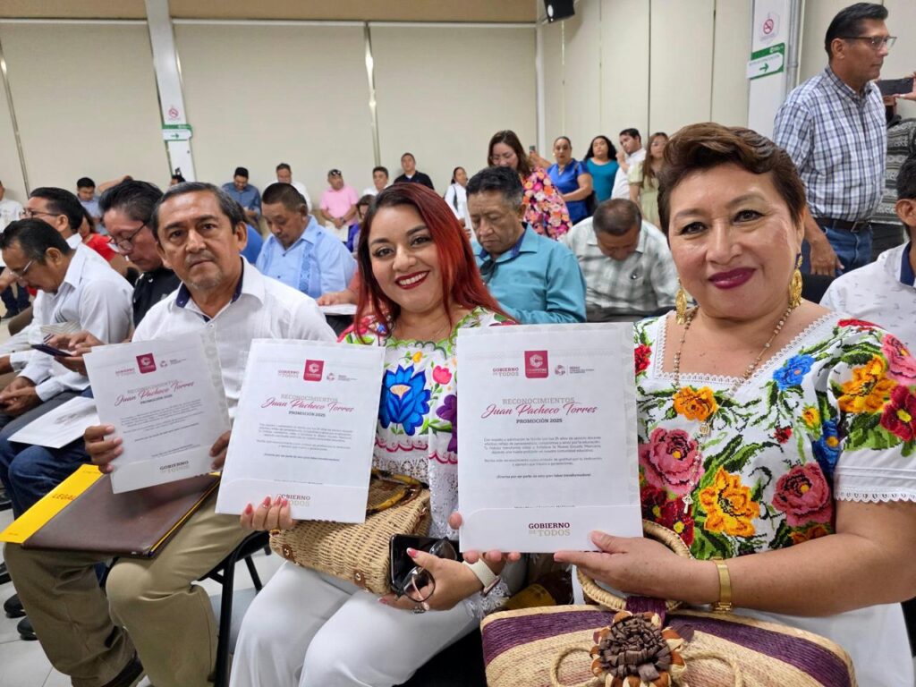 PHOTO-2025-10-20-09-56-46-2-1024x768 Reconocen la Labor de 200 Docentes Campechanos