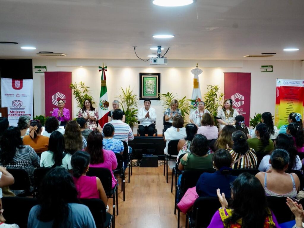 PHOTO-2025-10-20-09-57-02-2-1024x768 Reconocen la Labor de 200 Docentes Campechanos