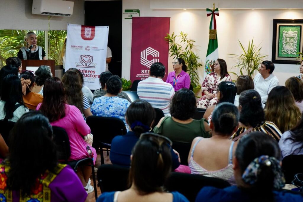 PHOTO-2025-10-20-09-57-03-1024x682 Reconocen la Labor de 200 Docentes Campechanos