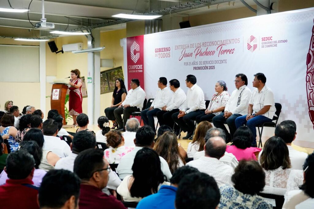 PHOTO-2025-10-20-09-57-04-1024x682 Reconocen la Labor de 200 Docentes Campechanos