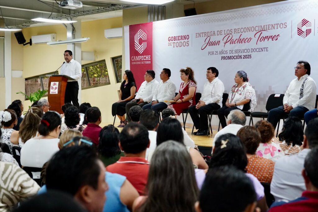 PHOTO-2025-10-20-09-57-04-2-1024x682 Reconocen la Labor de 200 Docentes Campechanos